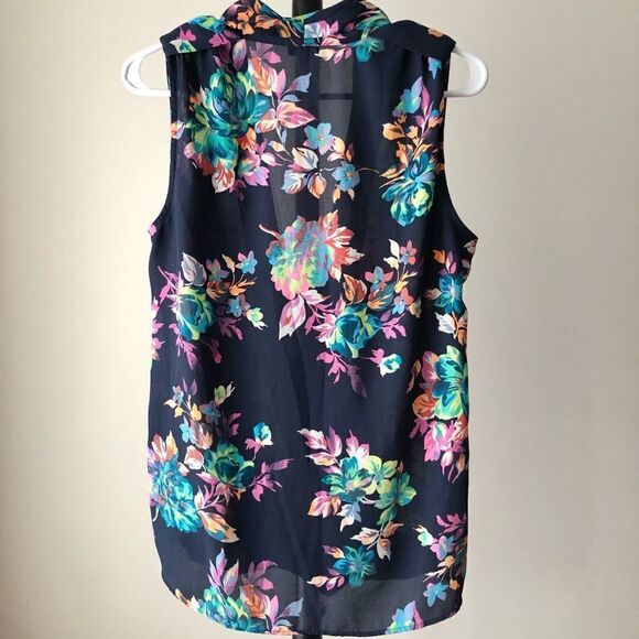 Kismet / Sz M / Navy, flower pattern wrap sleeveless blouse - Picture 4 of 4